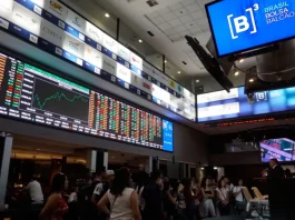 Brasil ganha destaque entre emergentes com queda do dólar