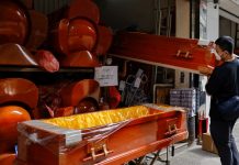 Funerária deve indenizar família em 10 mil por caixão se partir durante durante o velório
