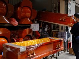 Funerária deve indenizar família em 10 mil por caixão se partir durante durante o velório