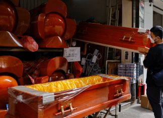 Funerária deve indenizar família em 10 mil por caixão se partir durante durante o velório