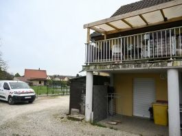 Muito cruel: Pai é indiciado por manter filho preso em van por mais de um ano