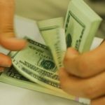 Dólar cai para R$ 4,95 e fecha no menor valor em dois anos