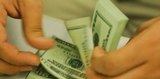 Com dólar em queda, brasileiros batem recorde de gastos no exterior