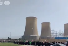 Iranianos formam corrente humana em usinas após ameaças