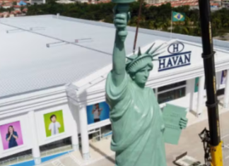 MP aciona Havan e São Luís por estátua da Liberdade em avenida