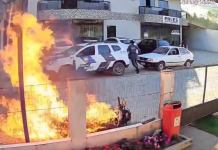 Homem ateia fogo na própria moto durante abordagem da PM-ES e diz “Nem minha, nem de vocês”