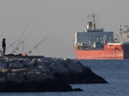 Petróleo despenca mais de 15% após trégua entre EUA e Irã
