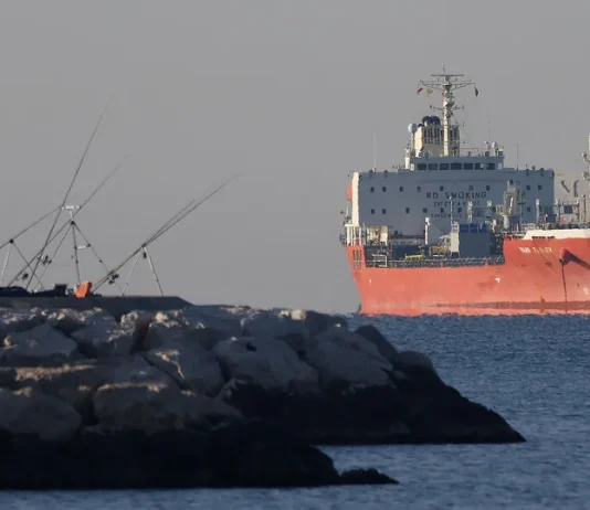 Petróleo despenca mais de 15% após trégua entre EUA e Irã