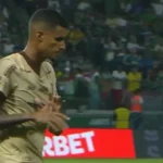 Zagueiro do Jacuipense faz gesto de “roubo” após expulsão contra o Palmeiras