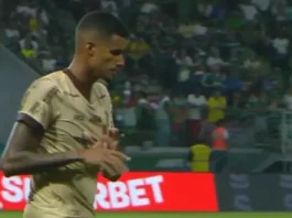 Zagueiro do Jacuipense faz gesto de “roubo” após expulsão contra o Palmeiras