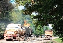 Corpo de Bombeiros combate incêndio em carreta carregada de etanol