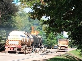 Corpo de Bombeiros combate incêndio em carreta carregada de etanol