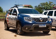 Homem é preso após ameaçar esposa com faca em MT