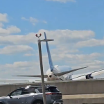 Avião da United Airlines atinge caminhão de entregas ao pousar em Newark (EUA)