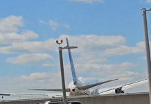 Avião da United Airlines atinge caminhão de entregas ao pousar em Newark (EUA)