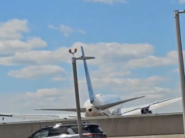Avião da United Airlines atinge caminhão de entregas ao pousar em Newark (EUA)