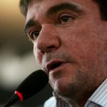 Corinthians expulsa Andrés Sanchez e torcida faz festa no clube