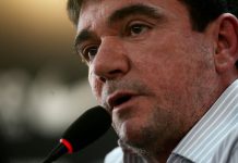 Corinthians expulsa Andrés Sanchez e torcida faz festa no clube