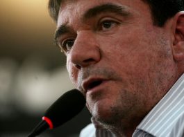 Corinthians expulsa Andrés Sanchez e torcida faz festa no clube