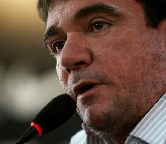 Corinthians expulsa Andrés Sanchez e torcida faz festa no clube