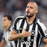 Arthur Cabral faz três e Botafogo afunda Corinthians no Brasileirão