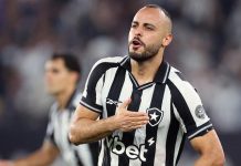 Arthur Cabral faz três e Botafogo afunda Corinthians no Brasileirão