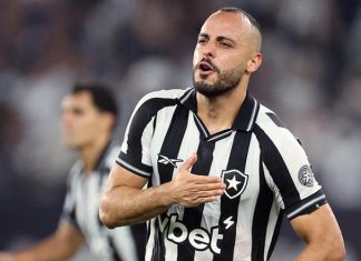 Arthur Cabral faz três e Botafogo afunda Corinthians no Brasileirão