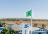 Polêmica sanitária vira meme político: apoiadores bebem detergente Ypê em ato de desafio