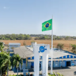 Polêmica sanitária vira meme político: apoiadores bebem detergente Ypê em ato de desafio