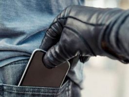 Homem é suspeito de furtar celular de colega em jogo de futebol