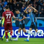 Grêmio vira sobre o Santos em jogo eletrizante de cinco gols
