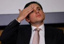Presidente da Câmara autoriza repasse de milhões em emendas de ex-deputado Eduardo Bolsonaro