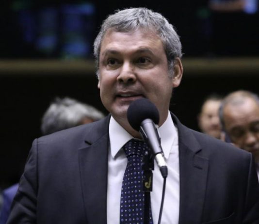 Lindbergh vai ao STF para exigir CPMI do Banco Master