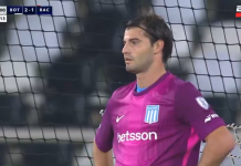 Jogador vira goleiro sem short e cena viraliza em Botafogo x Racing