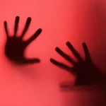 Escola denuncia padrasto que espancou e estuprou menina de 7 anos; homem é preso em flagrante