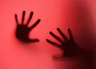 Homem estupra criança, entra em delegacia para pedir ajuda e é preso