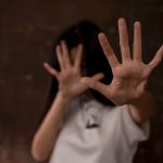 “Ele me batia pra me obrigar a gravar todo dia”, denuncia youtuber que acusa pai de abuso sexual no Ceará