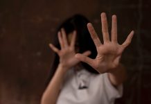 “Ele me batia pra me obrigar a gravar todo dia”, denuncia youtuber que acusa pai de abuso sexual no Ceará