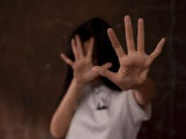 “Ele me batia pra me obrigar a gravar todo dia”, denuncia youtuber que acusa pai de abuso sexual no Ceará