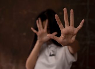 “Ele me batia pra me obrigar a gravar todo dia”, denuncia youtuber que acusa pai de abuso sexual no Ceará