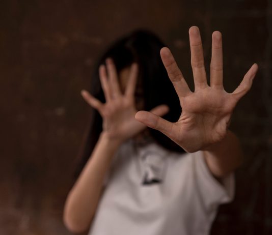 “Ele me batia pra me obrigar a gravar todo dia”, denuncia youtuber que acusa pai de abuso sexual no Ceará