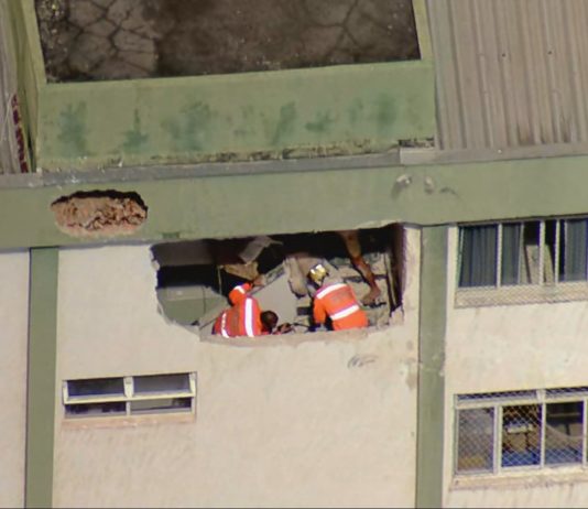 Avião cai, bate em prédio e deixa dois mortos em Belo Horizonte; Globocop captou momento do acidente