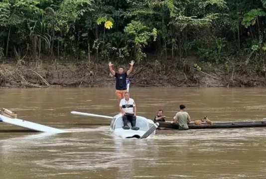 Avião com sete pessoas cai em rio no Acre após pane no motor