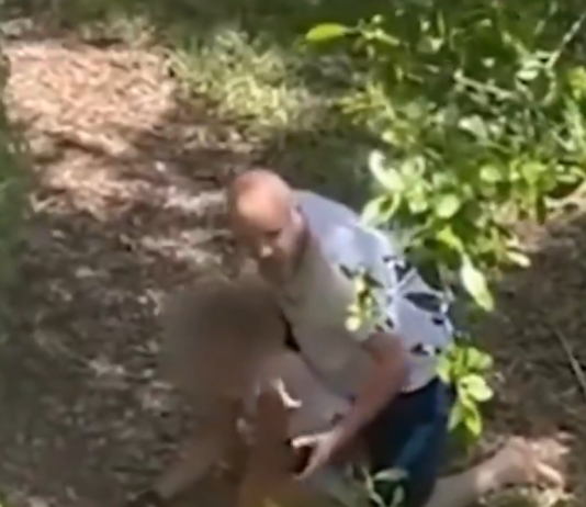 Mundo: Mulher liga ao 911 e engana agressor durante ataque nos EUA