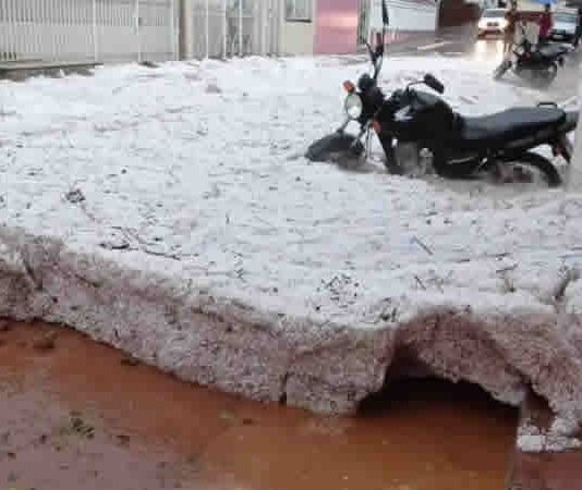 Granizo provoca alagamentos e deixa rastro de destruição em MG