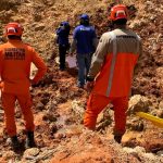 Bombeiros resgatam corpo de homem soterrado em garimpo