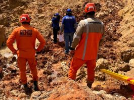 Bombeiros resgatam corpo de homem soterrado em garimpo