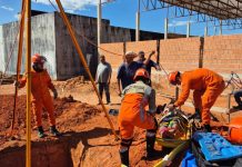 Bombeiros militares resgatam homem que caiu em fossa de três metros