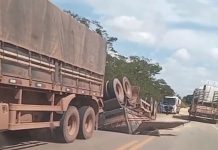 Carreta tomba e atinge caminhão durante acidente na MT-208