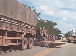 Carreta tomba e atinge caminhão durante acidente na MT-208
